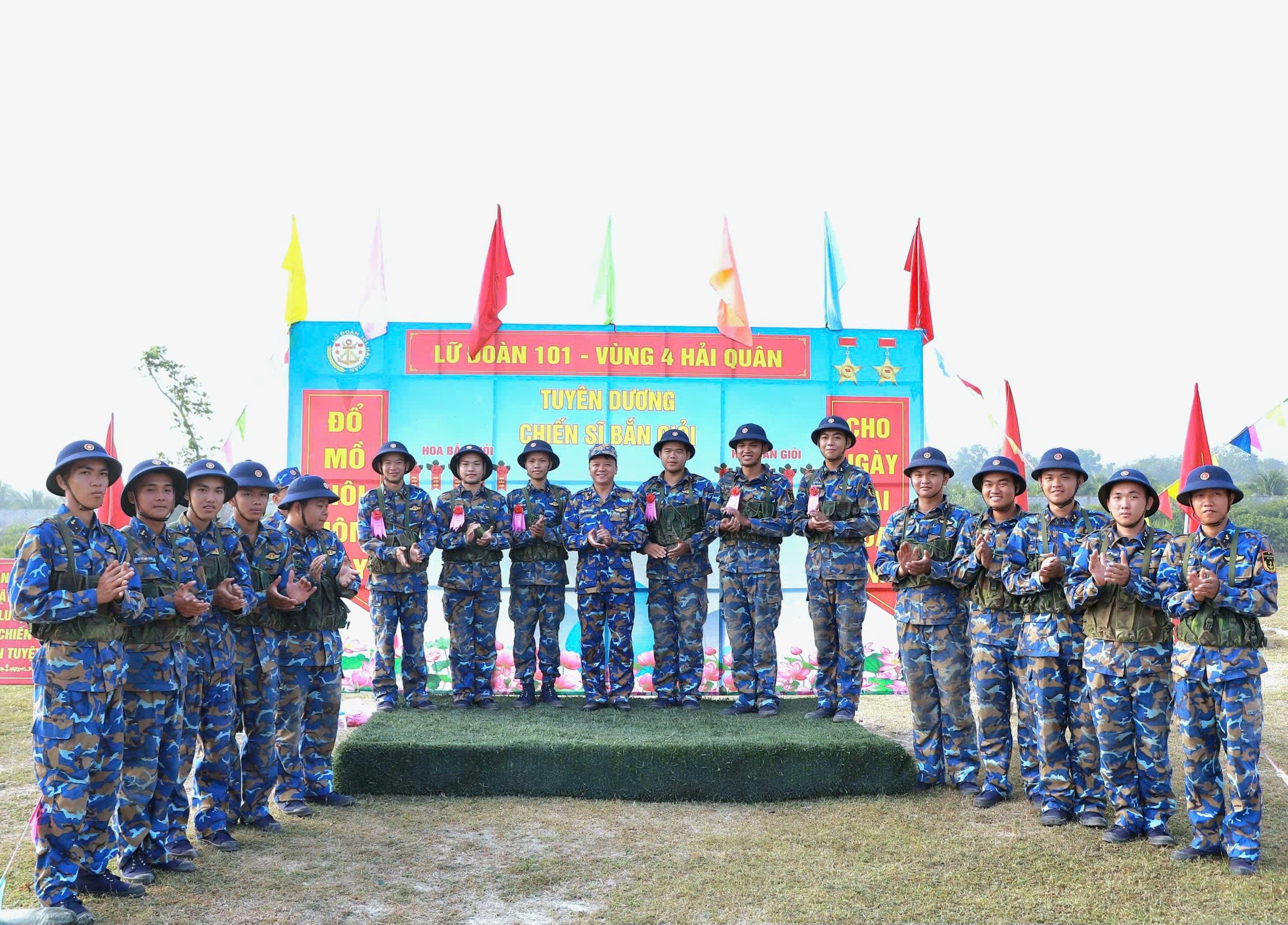 a1-dai-ta-luong-xuan-giap-pho-chu-nhiem-chinh-tri-vung-4-bieu-duong-chien-si-moi-ban-dat-ket-qua-cao-1775636925.jpg