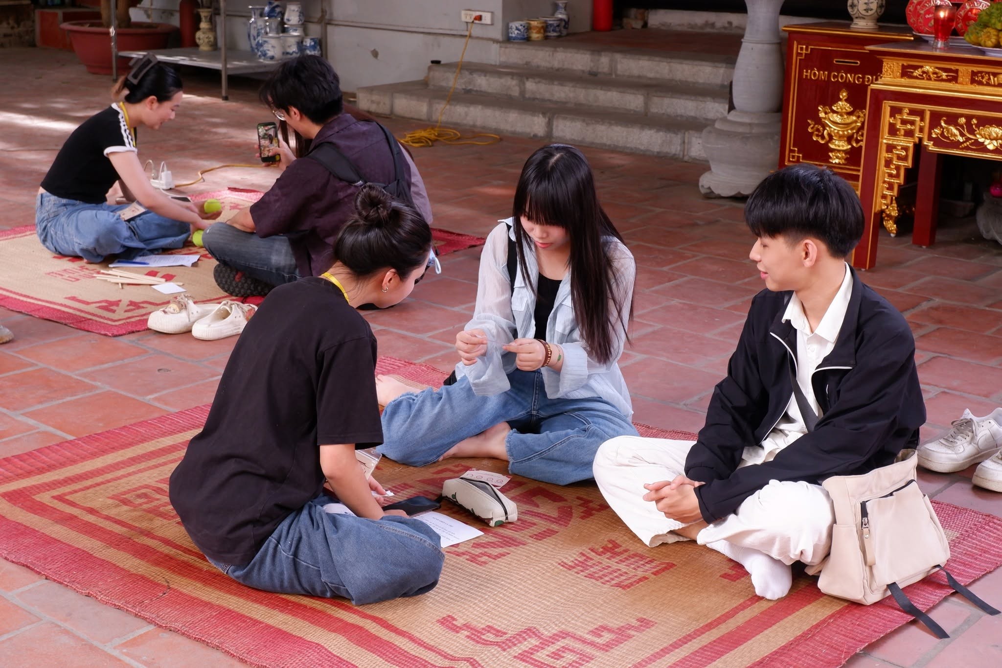 anh-2-van-hoa-co-truyen-khong-con-khoang-cach-khi-duoc-chia-se-nhin-nhan-bang-su-kien-nhan-va-tran-trong-anh-phuong-anh-1781600723.jpg