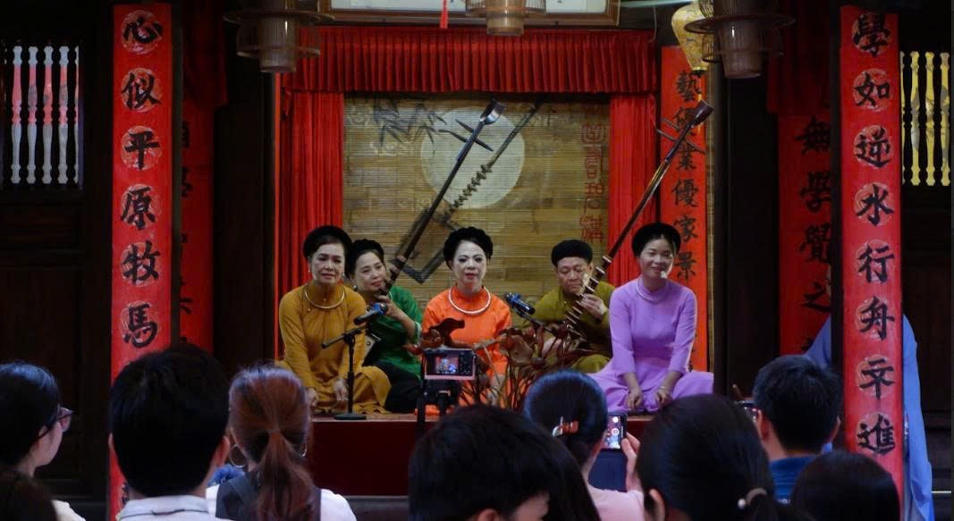 anh-5-su-ket-hop-nhip-nhang-giua-tieng-dan-tieng-phach-va-giong-hat-moc-mac-cua-cac-nghe-nhan-tren-san-khau-bich-cau-dao-quan-anh-phuong-anh-1781600651.jpg