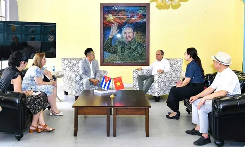 Artwork on Fidel Castro Ruz presented to Cuban Embassy in Vietnam