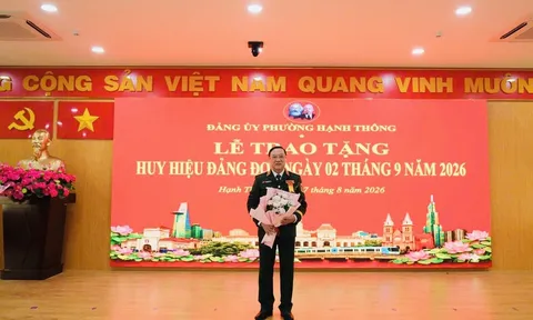 Trung tướng, PGS.TS Nguyễn Đức Hải, nguyên Viện trưởng Viện Chiến lược Quốc phòng vinh dự đón nhận Huy hiệu 50 tuổi Đảng