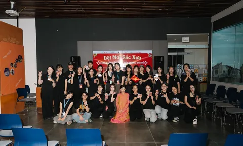 “Dệt Mới Sắc Xưa”: Nỗ lực của các bạn trẻ đưa Việt cổ phục xích lại gần hơn với nhịp sống đương đại