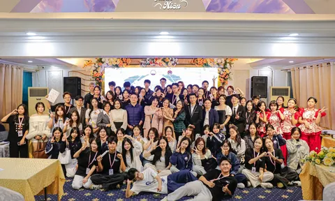 Khai Niên 2026 trở lại, đưa tân sinh viên trường Báo khám phá vùng đất mới
