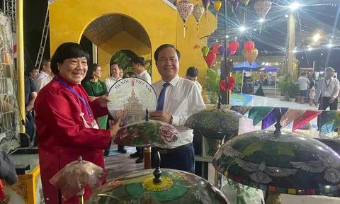 36 NĂM KÍNH NGHỆ THUẬT VINHCOBA: TỪ KHÁT VỌNG KHAI SINH MỘT NGHỀ MỚI ĐẾN HÀNH TRÌNH ĐƯA MỸ THUẬT VÀO ĐỜI SỐNG