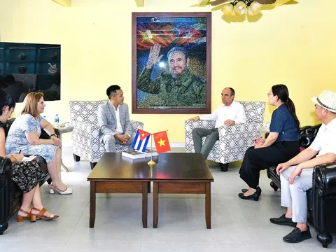Artwork on Fidel Castro Ruz presented to Cuban Embassy in Vietnam