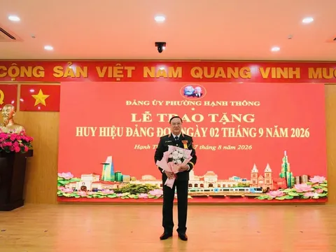 Trung tướng, PGS.TS Nguyễn Đức Hải, nguyên Viện trưởng Viện Chiến lược Quốc phòng vinh dự đón nhận Huy hiệu 50 tuổi Đảng