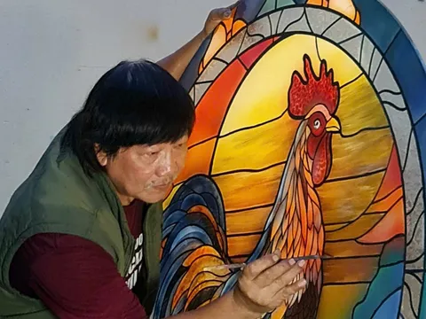 SO SÁNH KÍNH NGHỆ THUẬT VINHCOBA VÀ KÍNH TIFFANY TỪ GÓC NHÌN KỸ THUẬT, MỸ HỌC VÀ ỨNG DỤNG KIẾN TRÚC NHIỆT ĐỚI