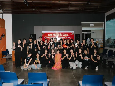 “Dệt Mới Sắc Xưa”: Nỗ lực của các bạn trẻ đưa Việt cổ phục xích lại gần hơn với nhịp sống đương đại