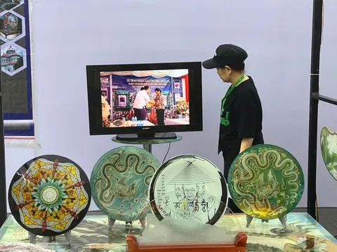 KÍNH NGHỆ THUẬT VINHCOBA – TỪ TRIẾT LÝ VẬT LIỆU ÁNH SÁNG ĐẾN NGÔN NGỮ KIẾN TRÚC HIỆN ĐẠI