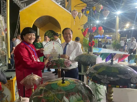36 NĂM KÍNH NGHỆ THUẬT VINHCOBA: TỪ KHÁT VỌNG KHAI SINH MỘT NGHỀ MỚI ĐẾN HÀNH TRÌNH ĐƯA MỸ THUẬT VÀO ĐỜI SỐNG